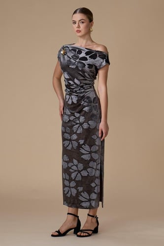 فستان رمادي ميدي مخمل بكتف واحد