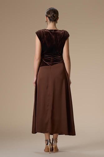 فستان بني ماكسي مخمل