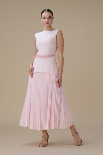 فستان ماكسي وردي فاتح بتنورة بليسيه وتفاصيل خرزية