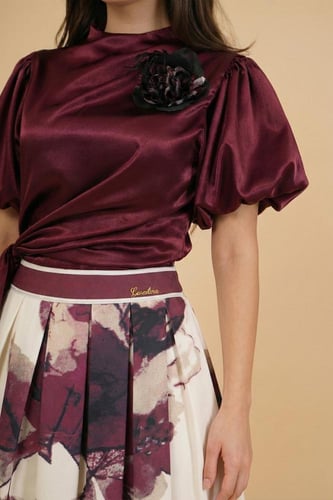 طقم بلوزة وتنورة بربطة من الجنب لون عنابي