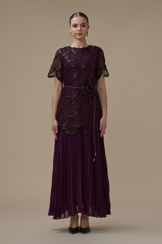 فستان دانتيل عنابي بتنورة بليسيه أنيقة