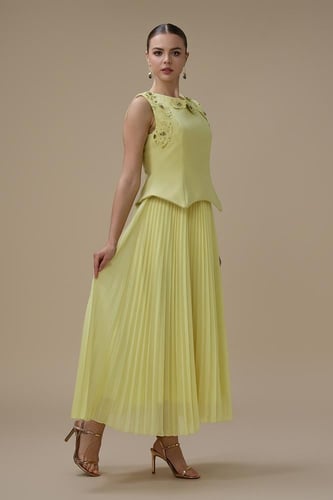 فستان ماكسي اصفر بتصميم بليسيه