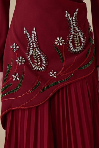 فستان طويل برغندي بكتف واحد