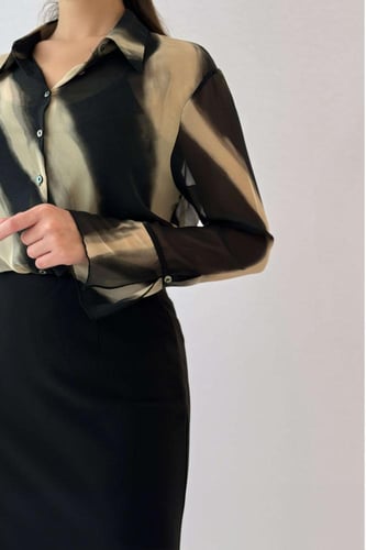 قميص بخطوط مموجة لون اسود