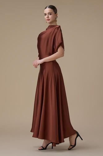 فستان بني ميدي بقصة انسيابية وأكمام واسعة