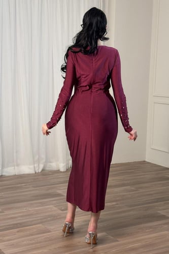 فستان سهرة عنابي ميدي مزين بكريستال وبزم من الخصر...