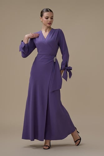 فستان طويل بنفسجي بقصة لف