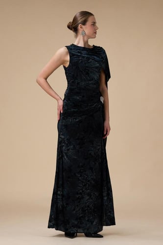 فستان أسود طويل مخملي بكتف واحد