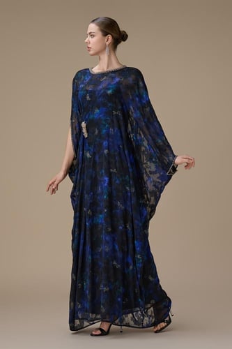 جلابية زرقاء واسعة بتفاصيل لامعة