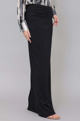 تنوره طويله موحدة اللون اسود