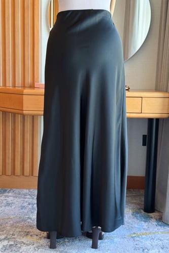 تنورة طويلة سادة ساتان لون اسود