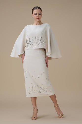 طقم تنورة سكري بتصميم كاب وتطريز كريستالي