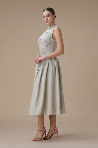 فستان ميدي أنيق بتطريز ناعم