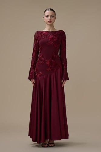 فستان برغندي طويل مطرز بأكمام شفافة