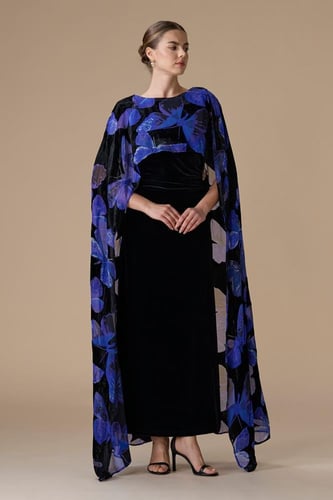 فستان بنفسجي طويل بأكمام كاب