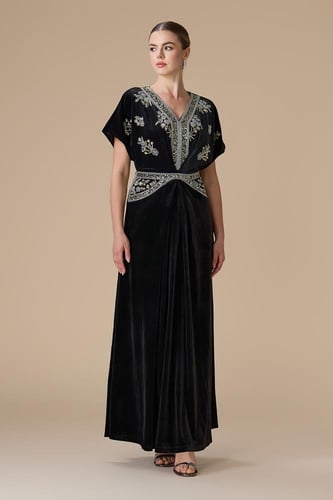 فستان اسود طويل مخمل مطرز