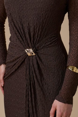 فستان بني طويل بأكمام طويلة