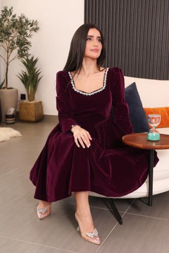 فستان مخمل قصير بياقة مطرزة كريستال لون بنفسجي