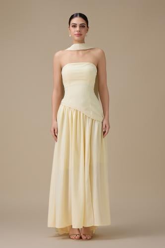 فستان طويل أصفر فاتح مع شال أنيق