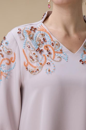 جلابية طويلة بتطريز فاخر وأكمام كلوش مبطنة