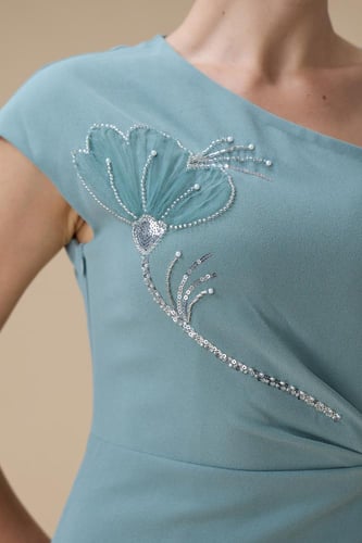 فستان ميدي ازرق مطرز بقصة ملفوفة وفتحة أمامية