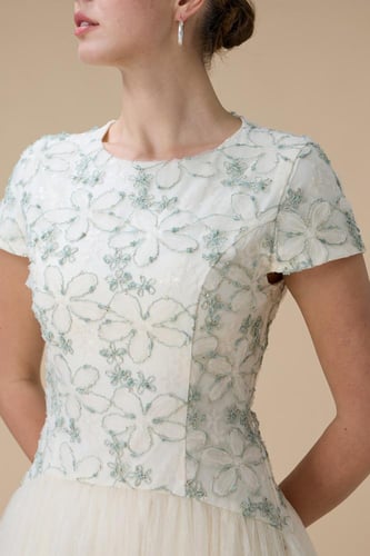 فستان قصير اخضر مطرز بالزهور مع تنورة تول