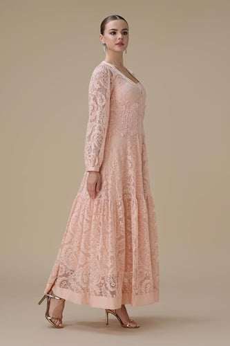 فستان دانتيل وردي طويل واسع بقصة أنثوية