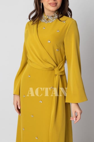 فستان ماكسي بياقة مزينة بكريستالات لون اصفر