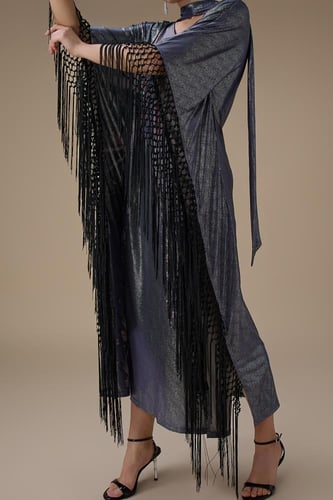 جلابية طويلة لامعة بتصميم واسع مع شرّابات