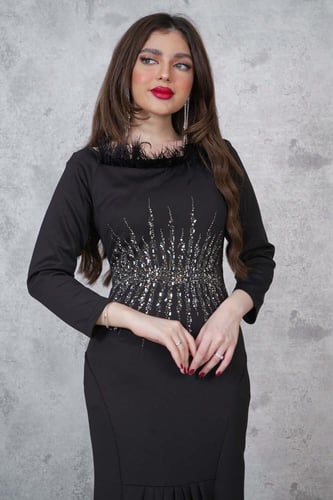 فستان سهره ناعم مزين بفصوص لامعه لون اسود