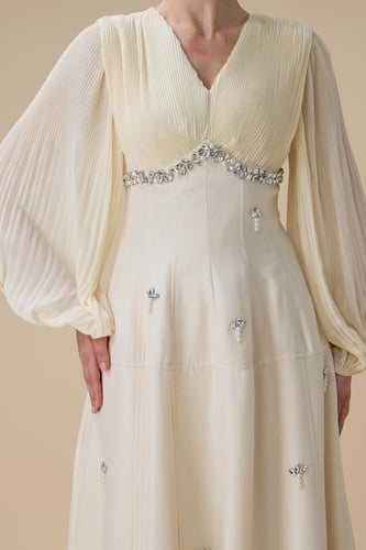 فستان طويل سكري بتفاصيل كريستال