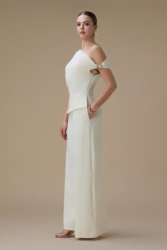 جمبسوت بكتف واحد وبنطال واسع