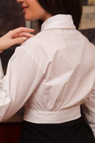 قميص بولين قصير بكرافته لون ابيض