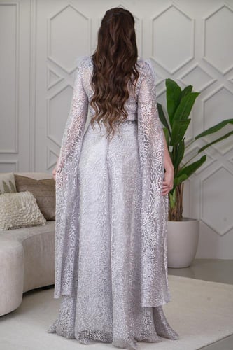 فستان سهره تول مطرز بتصميم كيب مزين بريش لون رصاصي