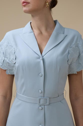 فستان بلون ازرق بقصة ميدي وتطريز ناعم