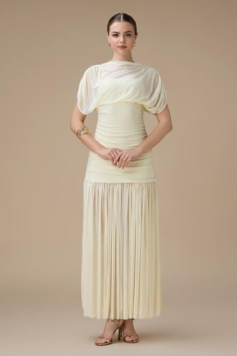 فستان اصفر طويل بتصميم درابيه