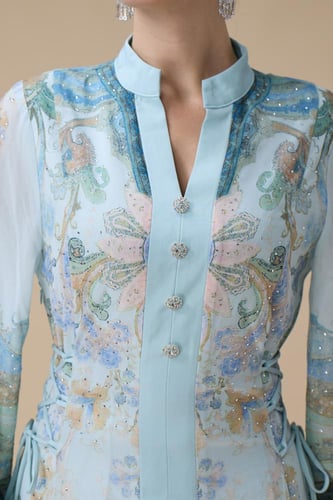 جلابية شيفون مطرزة طويلة بنقشات فنية وأكمام واسعة