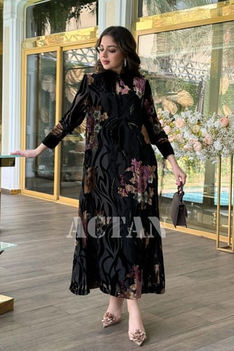 فستان مخملي بطبعة زهور وقصة مستقيمة