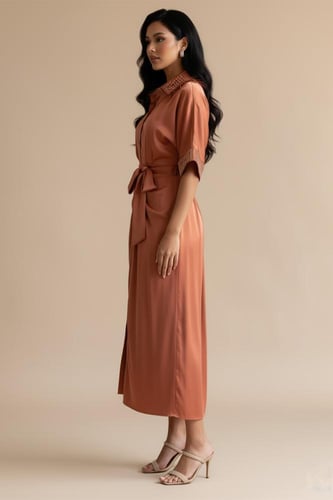 فستان بتصميم قميص بطيات مزين الكريستال وريش لون او...