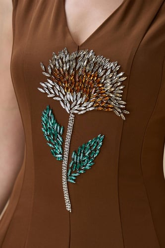 فستان طويل بني بتطريز زهرة أنيق