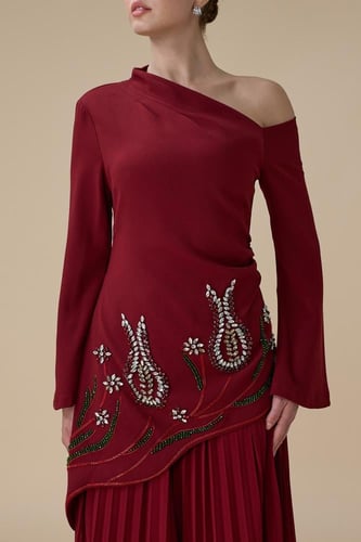 فستان طويل برغندي بكتف واحد