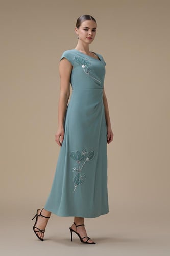 فستان ميدي ازرق مطرز بقصة ملفوفة وفتحة أمامية