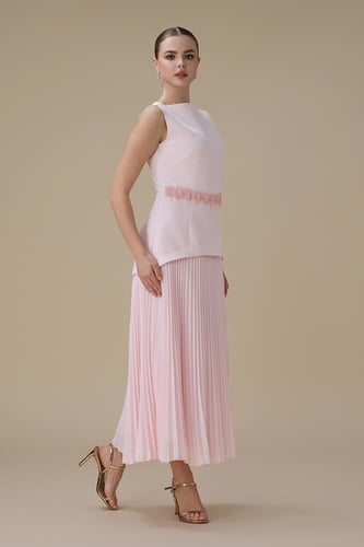 فستان ماكسي وردي فاتح بتنورة بليسيه وتفاصيل خرزية