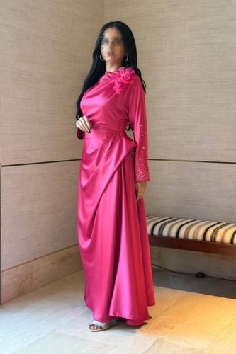 فستان ماكسي بثنيات مزين بأبلكية ورد لون فوشي