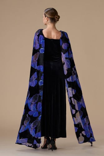 فستان بنفسجي طويل بأكمام كاب