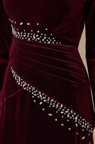 فستان برغندي طويل مخمل مزين بالكريستال