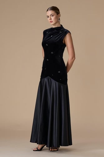 فستان أسود طويل بدون أكمام