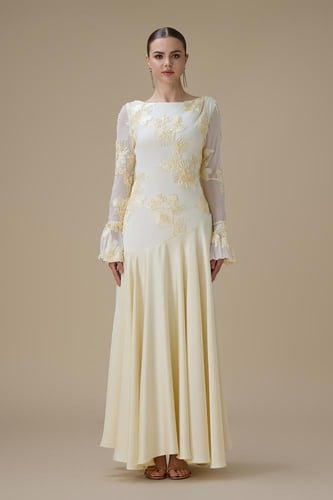 فستان اصفر فاتح طويل مطرز بأكمام شفافة