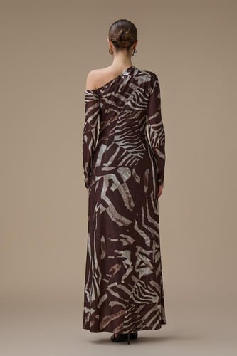 فستان بني طويل بتصميم كتف واحد