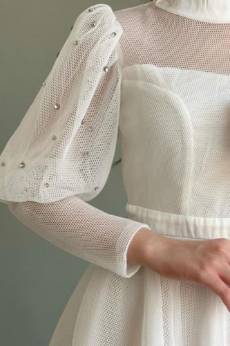 فستان قصير من التول الشبكي مزين بكريستالات لون ابي...